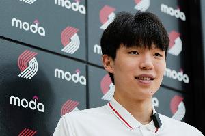 这是真号🎯杨瀚森注册推特账号 并表态：“焦虑个锤子”😂