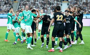 纽卡球员为孙兴慜列队！埃迪豪：事前没商量过，都是球员们自发的