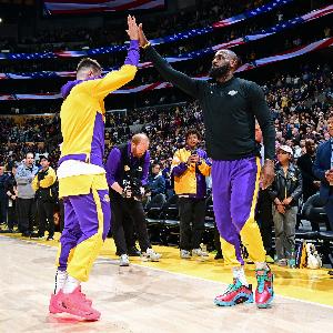 名记：詹姆斯给东契奇打了视频 祝贺他获得续约合同