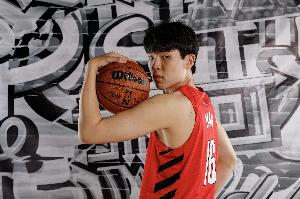 多位青年球员漂洋过海打球深造 篮坛新星多元路 谁行谁上