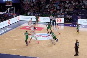 帅啊！王俊杰交叉步晃人突破上篮 随后标准垂直起跳防守造走步