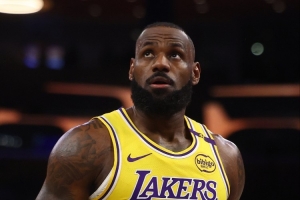 Skip：这是詹姆斯生涯首次要为合同而战 湖人在逼他下赛季后退役