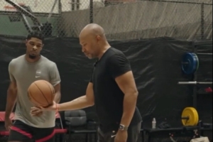 亨德森接受“老鱼”费舍尔特训指导 后者脱鞋详解投篮姿势