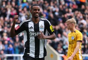 记者：伊萨克被告知需在其他球员离开之后自行前往训练场