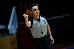 媒体人：FIBA裁判水平真未必比中国裁判高 但他们胜在执裁环境好