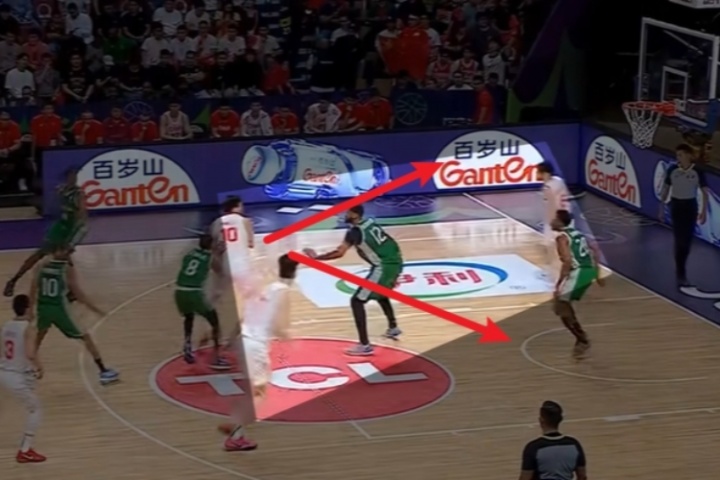 这处理球能力！王俊杰接球后假传了一下&骗到两人 随后轻巧助攻