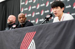 队记：杨瀚森或能解决开拓者半场进攻问题 比卢普斯不怕用年轻人