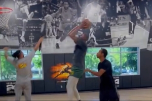 养养眼😍杜兰特夏日特训最新动态 背打转身招牌中投轻松命中