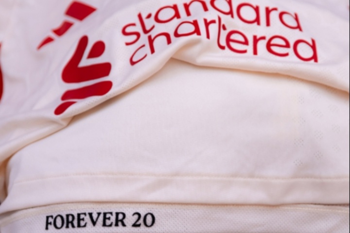 他与我们同在😢社区盾赛前，利物浦将若塔的20号球衣放入更衣室