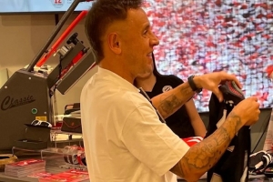 图片报：拜仁名宿拉菲尼亚现身拜仁球迷商店，买了多件球衣