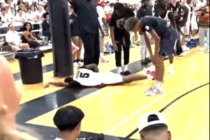 谁还记得失误🤣！球员运球出界后直接旱地自由泳 动作一气呵成