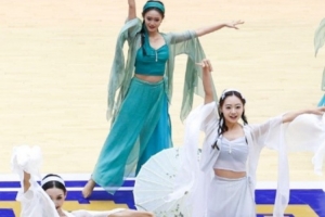 无中生友？摄影记者：我有个朋友想看可克达拉夏季联赛啦啦宝贝