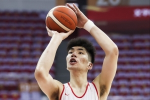 杀伤内线！余嘉豪首节6罚5中 得到5分3篮板