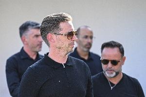 记者：利物浦CEO爱德华兹将与老板会谈，讨论创纪录费用签伊萨克