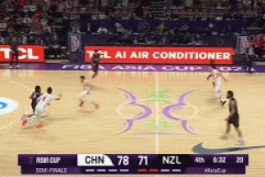 热血！廖三宁+赵睿合力防守拿到球权 后者上篮成功造犯规