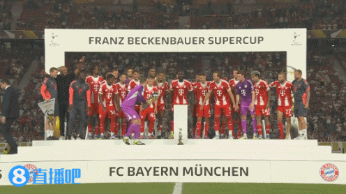 我们是冠军！🏆诺伊尔以队长身份捧起德超杯，全队欢呼庆祝