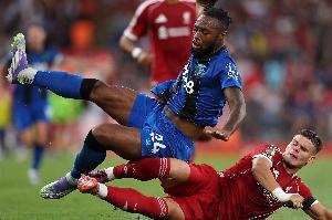 斯洛特：科尔克兹拼抢就像拼命一样，换下他是因为已背负一张黄牌