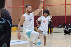 小吧在现场看到了首次被库里带到中国的训练营！还有朱正参与！