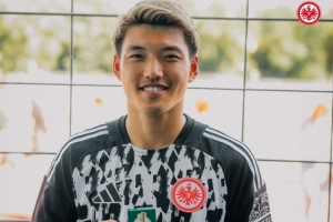 法鹰首秀双响，官方：堂安律当选法兰克福5-0恩格尔斯全场最佳