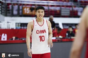 王俊杰现身雷蒙社媒评论区：老灯！！雷蒙：暑假作业写完了吗？