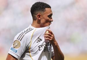 仍需努力…阿诺德西甲首秀1被过&多项防守数据挂0，队内评分最低