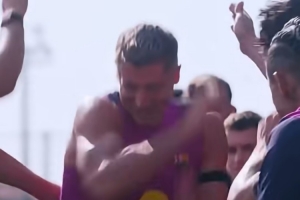 气氛欢乐！巴萨球员训练场上拍打莱万，祝他37岁生日快乐