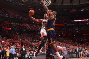 亦敌亦友！詹姆斯祝贺罗斯1号球衣退役：🌹🙌🏾👏🏾