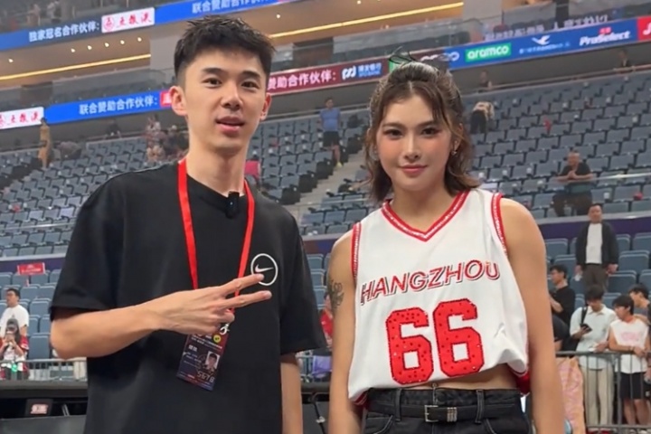 平时看NBA吗？吴艳妮跟粉丝合影时被突然发问：只会看一点点
