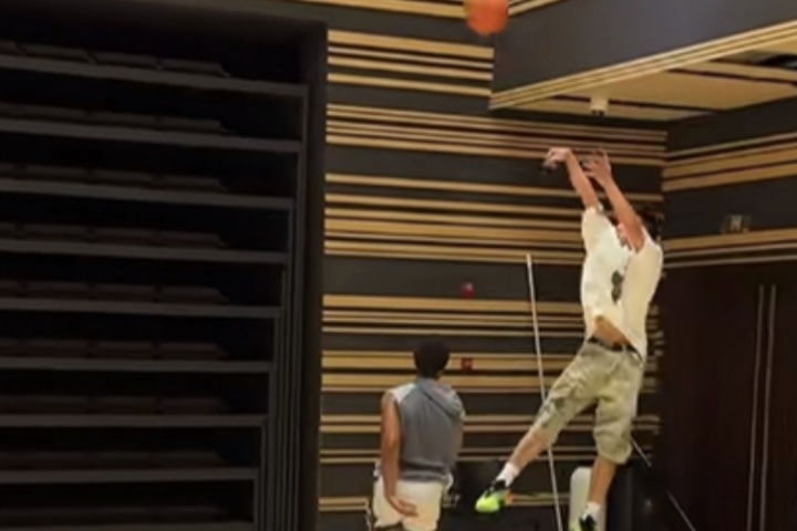 只能三次运球！吴泽加冕和美国知名训练师德文打了一个半小时单挑