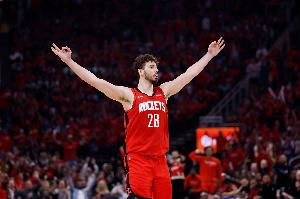 斯通：那年从第六顺位就开始尝试交易申京 很幸运我们成功了