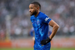 记者：拜仁还在谈恩昆库的转会，他不走切尔西就无法签下西蒙斯