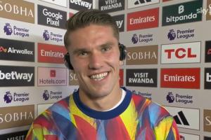 强势回应！庆祝时捋头发是回击批评吗，约克雷斯笑答：也许吧