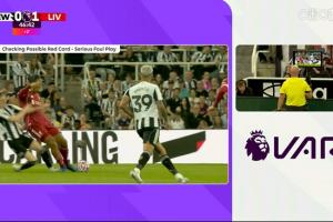 危险动作！戈登身后凶狠铲倒范迪克，被裁判直红罚下