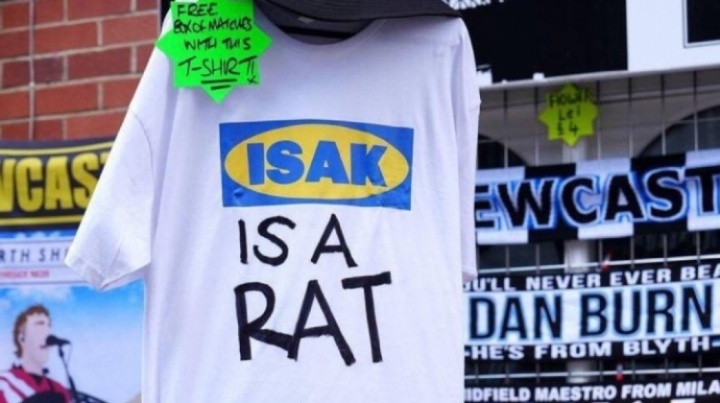 纽卡vs利物浦赛前，球场外有人出售写着