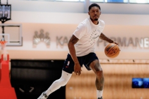 一内一外两大新援！快船官推晒大洛佩兹和比尔今日训练照