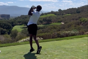 爱好都和老爹一样！布朗尼更新社媒 晒出打高尔夫球的视频