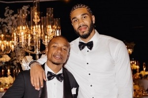 塔图姆参加比尔婚礼帅照：地垄沟发型+精美西服 小托马斯出镜