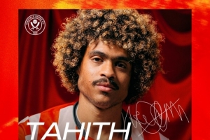 官方：谢菲联签下卢顿25岁华裔中场陈达毅，签四年合同