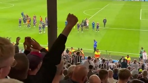 这还待得下去？纽卡球迷赛后高歌怒骂伊萨克：伊萨克这XX养的