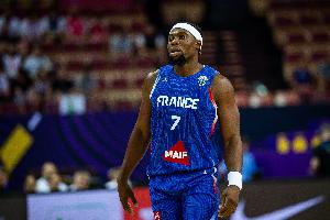 稳定发挥！亚布塞莱5中2&三分3中1拿到6分7篮板2助攻2抢断