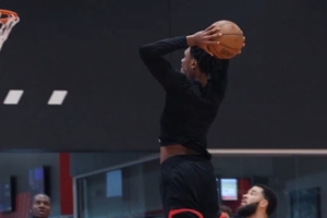 你分得清吗~火箭官推晒汤普森兄弟和全队一起训练视频