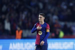 世体：由于加维右膝感到不适，他将无法参加对阵巴列卡诺的比赛