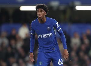 记者：拜仁考虑先租后买阿奇姆彭，切尔西不愿出售球员