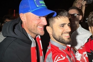 迪马：瓦尔迪抵达米兰机场&50名球迷接机，随后将签约克雷莫内塞