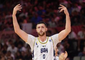 还得再加把劲儿！努尔基奇半场12分钟 9中4拿到9分5板2助