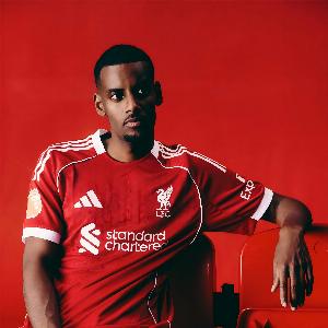 此前称伊萨克消极比赛！记者：伊萨克经纪公司考虑起诉纽卡跟队