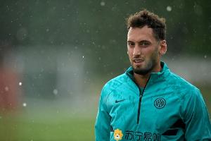 记者：恰尔汗奥卢和加拉塔萨雷达协议，但国米仍未批准离队