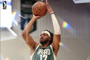 上赛季是雄鹿的双向球员！美记：马刺和后卫乌姆德签下训练营合同