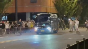 🙏追星需谨慎！詹蜜为了拍摄老詹 不惜从行驶中的车辆前跑过