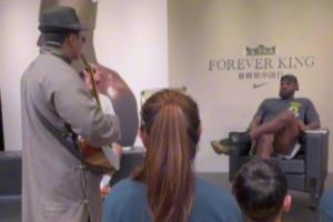 有心了！球迷现场演唱为詹姆斯创作的rap 老詹主动与其握手